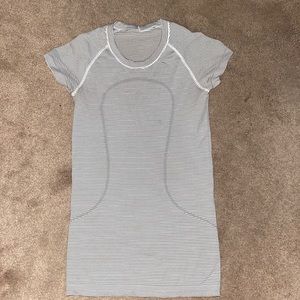 Lululemon WOMENS size 4 tee